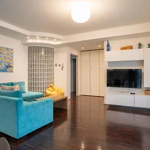 Authentic Yet Modern Retreat In Center , Lecco Włochy